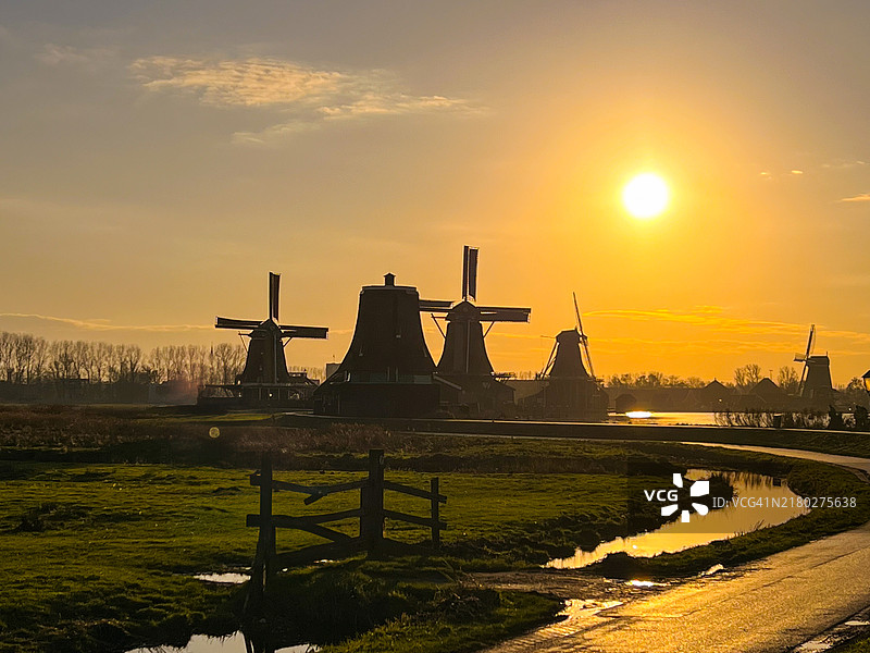 荷兰日落时分，天空映衬下的田野美景图片素材