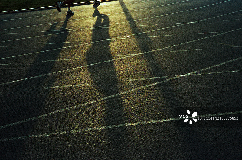 赛道上的奔跑身影图片素材
