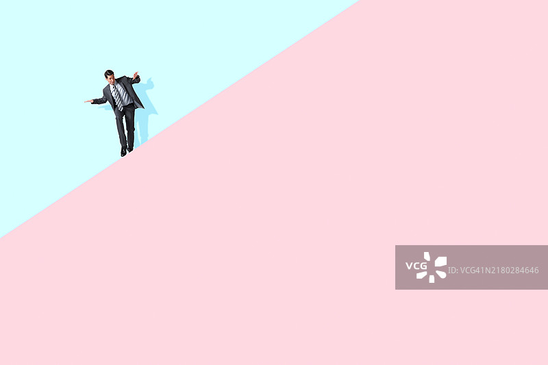 走在上陡坡上的男人图片素材