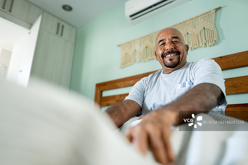 老年男子在家醒来的肖像图片素材