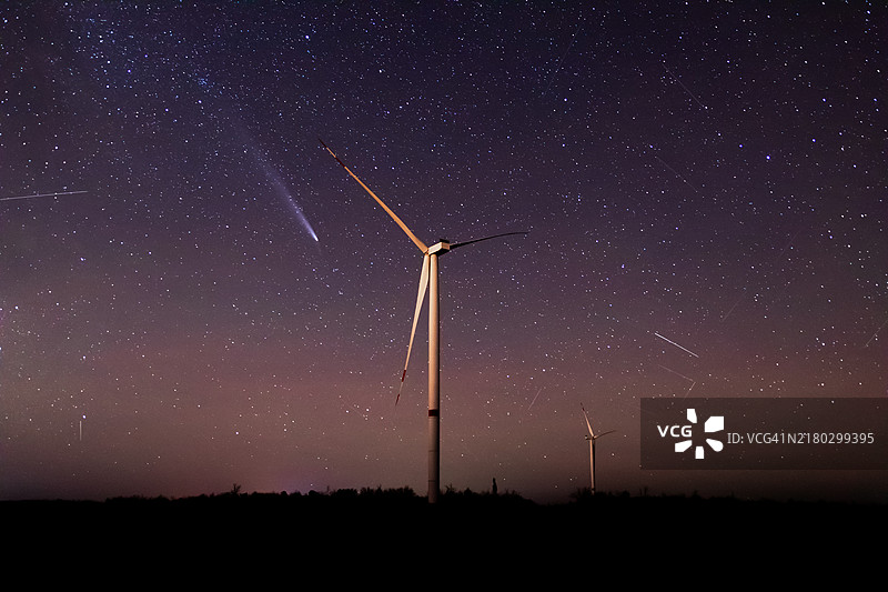 C/2023 A3 (Tsuchinshan-ATLAS)彗星飞越风力涡轮机图片素材
