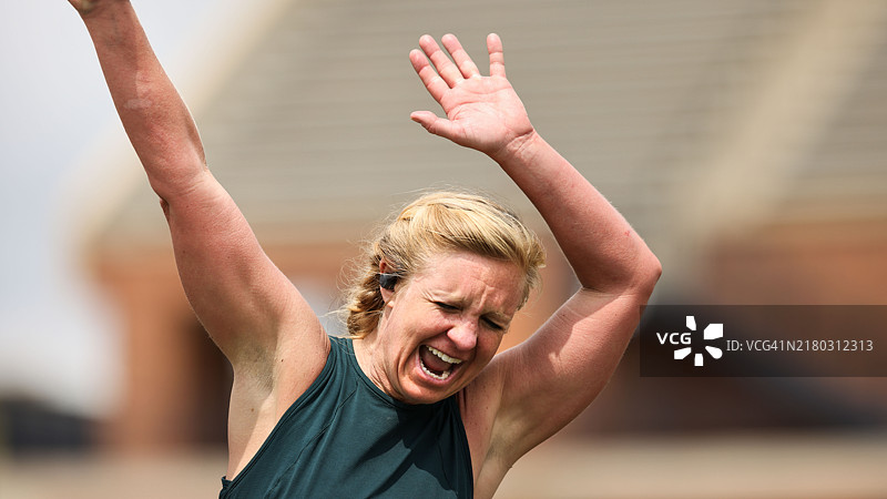 马拉松冲线庆祝时刻图片素材