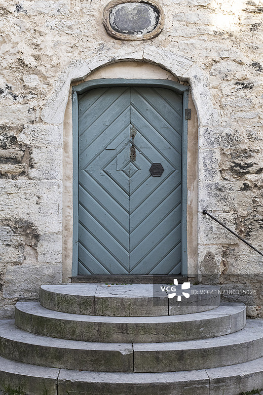 一座古老石砌建筑的入口图片素材