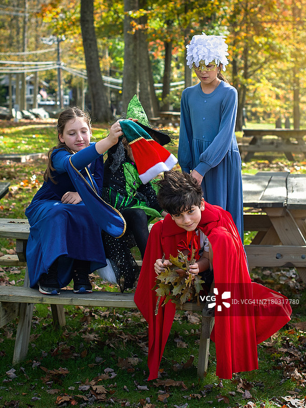 秋季的奇幻冒险：万圣节时，孩子们在秋日公园里探索图片素材