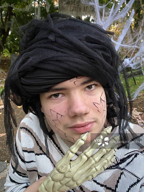 身穿木乃伊服装庆祝万圣节的18岁自闭症患者图片素材