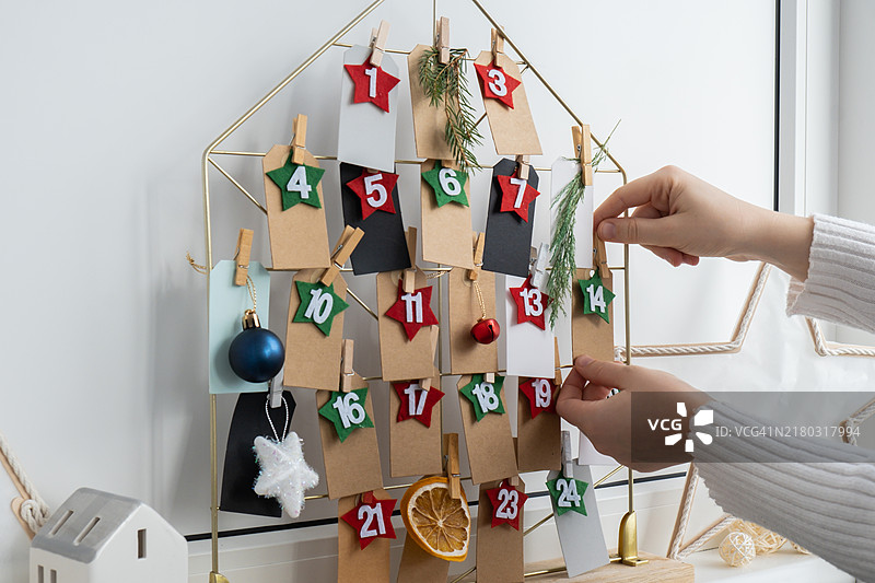 制作手工圣诞倒计时日历的逐步说明图片素材