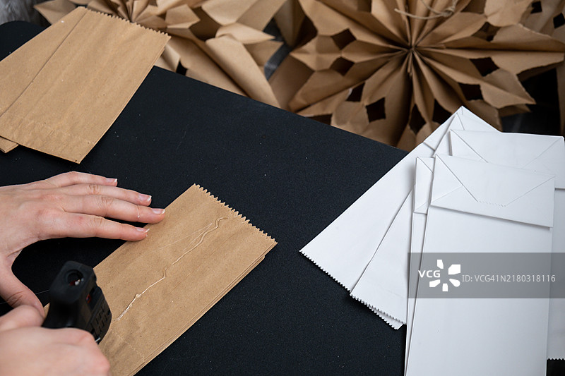 可持续理念的圣诞温馨家居手工装饰教程图片素材