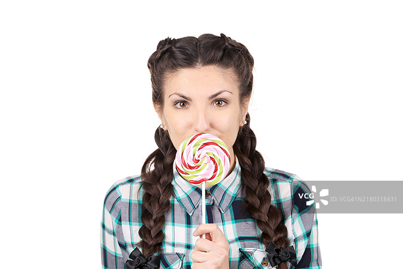白色背景下，手持棒棒糖的女性肖像图片素材