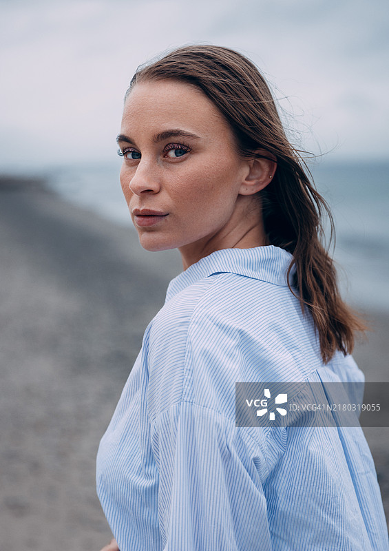 海滩上年轻女性的肖像图片素材
