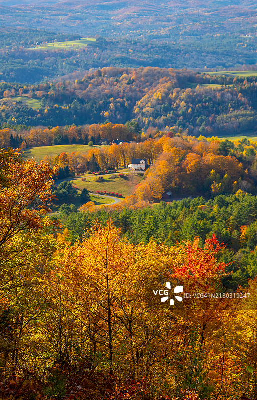 美国佛蒙特州布拉德福德赖特山秋景图片素材