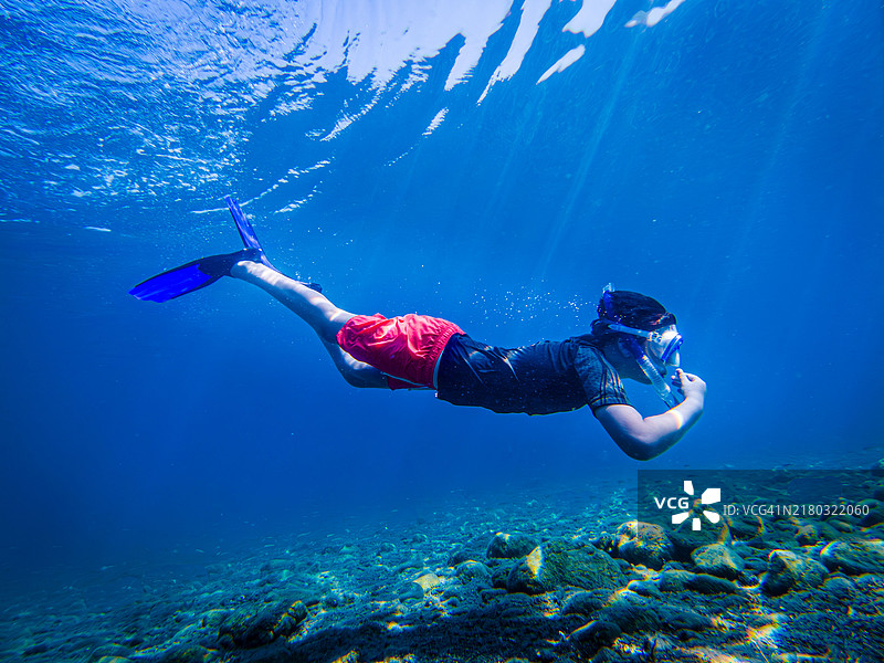 年轻男孩潜水在水下图片素材