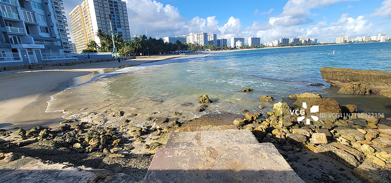 海景与建筑在天空下的美丽景色，伊斯拉维尔德，波多黎各图片素材