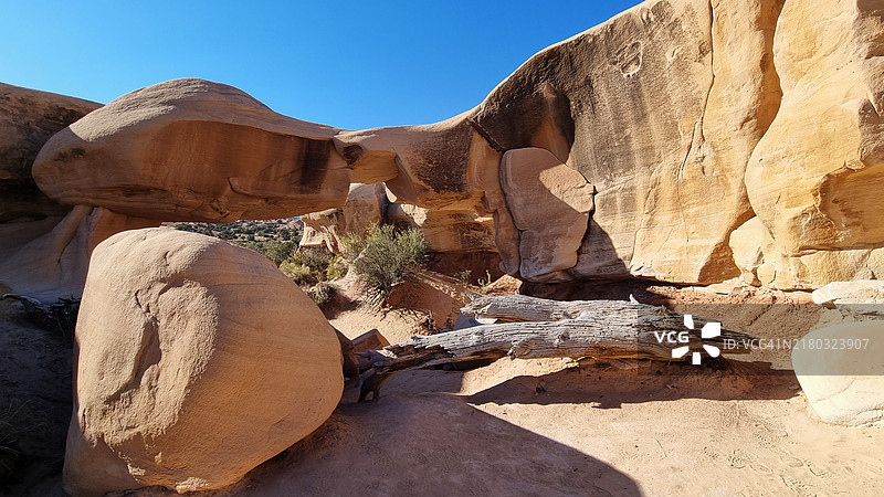 犹他州大阶梯-埃斯卡兰特国家纪念碑魔鬼花园的天然拱门图片素材