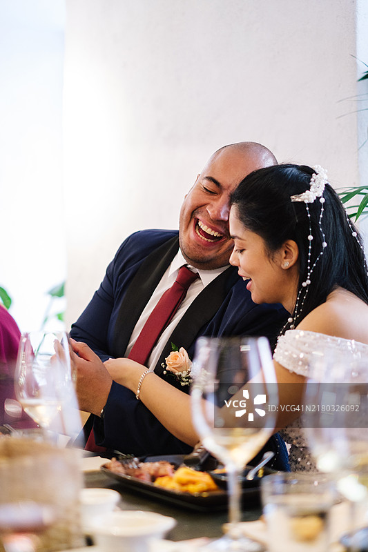 新婚夫妇在婚礼招待会上笑着致辞图片素材