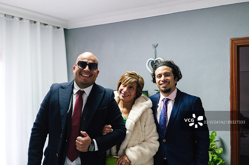 婚礼仪式前合影的家庭图片素材