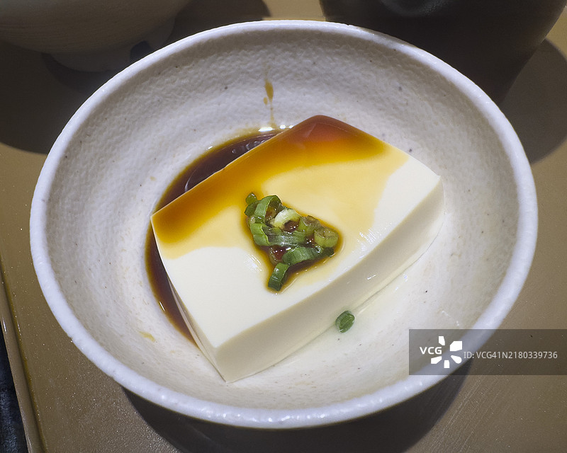 冷奴豆腐——配酱油和葱花的绢豆腐图片素材
