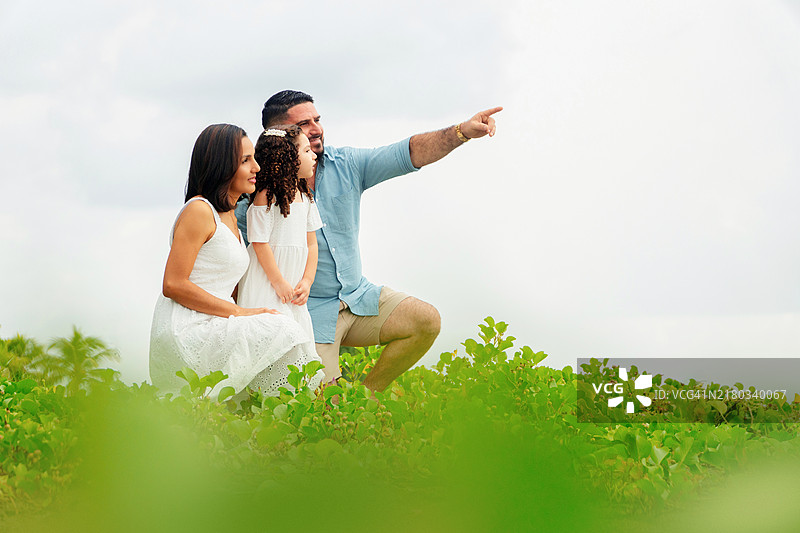 西班牙裔家庭的肖像，大家一起望向远方。图片素材