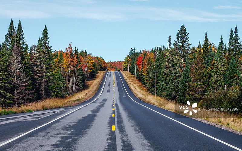 缅因州的秋日公路图片素材
