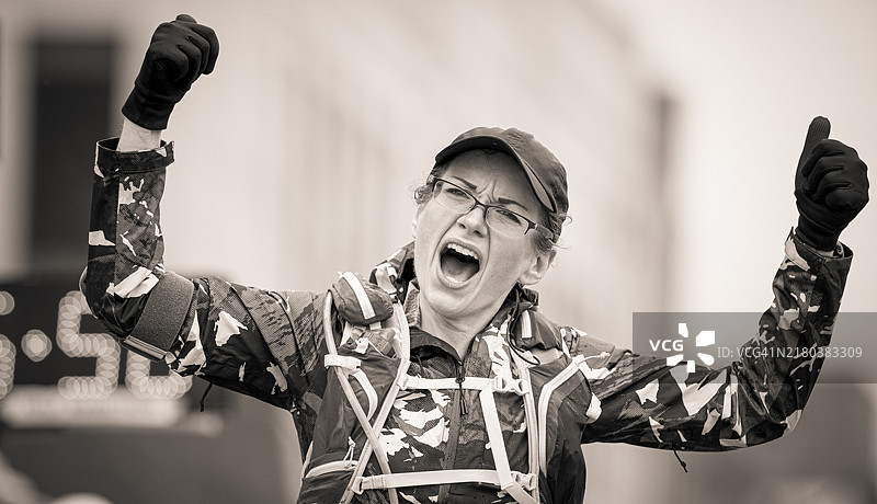 马拉松冲线庆祝时刻图片素材