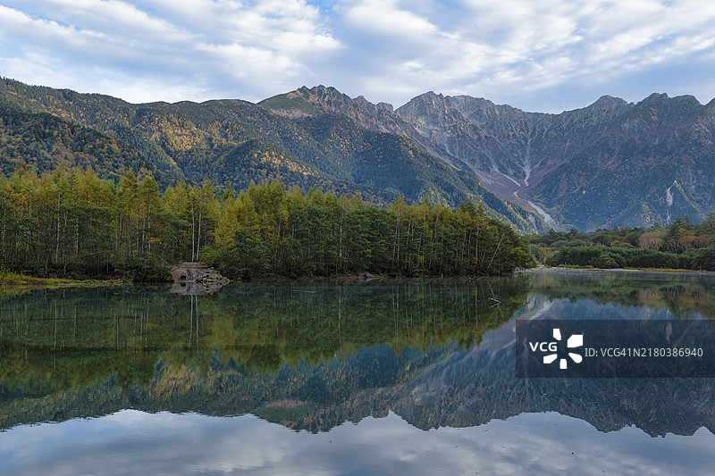 上高地大正池倒映穗高岳山脉秋景图片素材