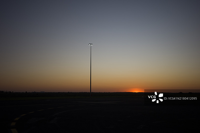 美丽的日落和天空背景中的街灯，宁静而平和图片素材