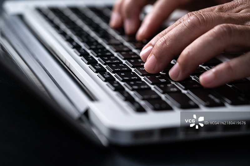 使用笔记本电脑的男人，黑客图片素材