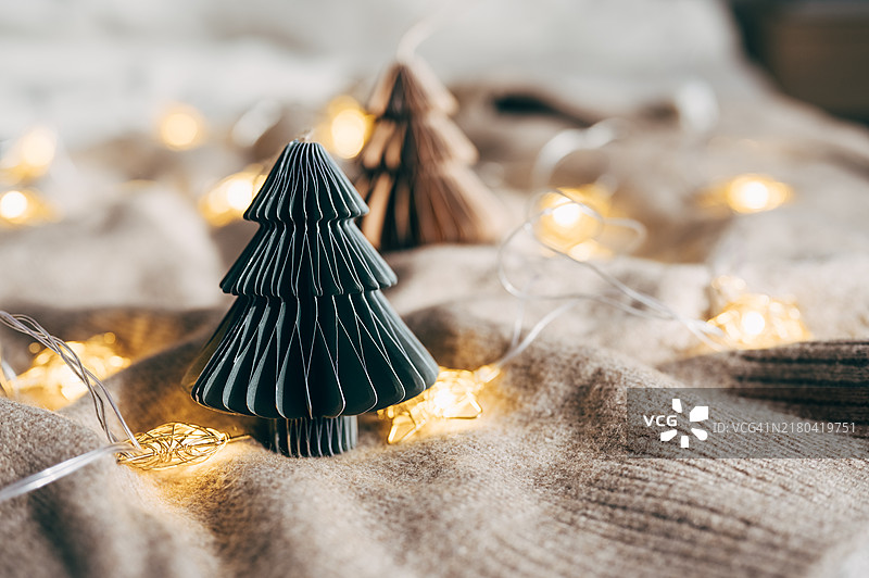 斯堪的纳维亚圣诞纸质圣诞树，现代简约的圣诞装饰图片素材