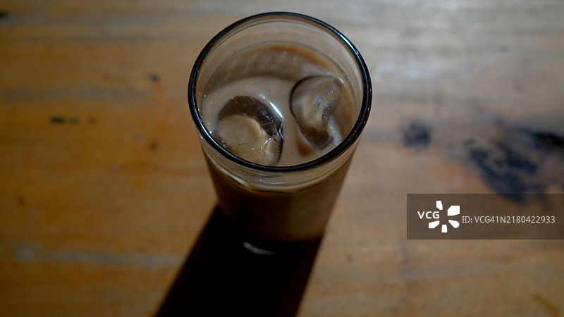 一杯加冰巧克力牛奶图片素材