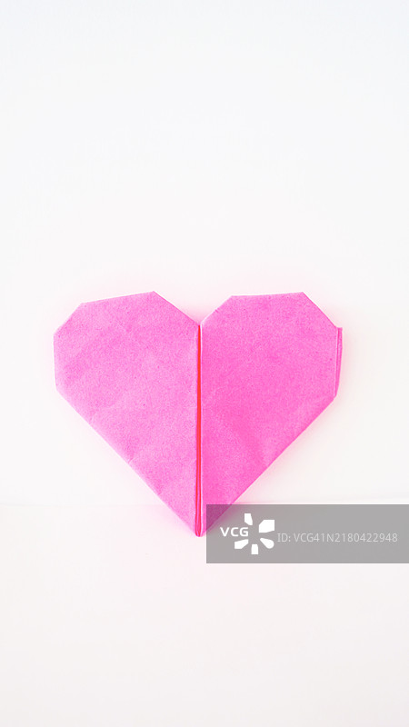 白色背景上的粉色纸质爱心图片素材