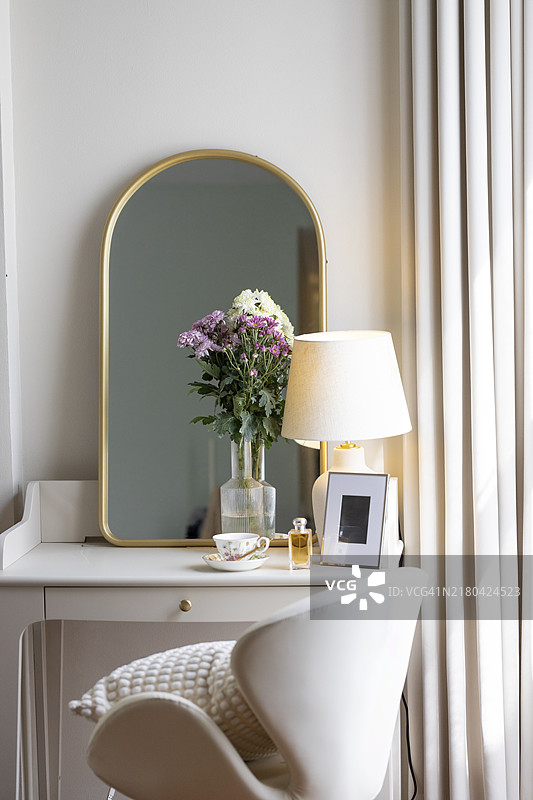 带有日常物品静物的豪华住宅图片素材