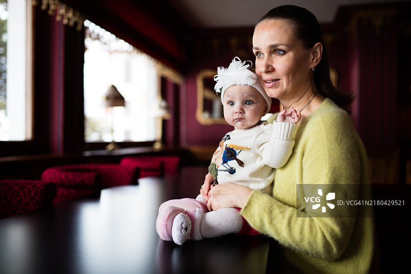 女婴和母亲的肖像图片素材