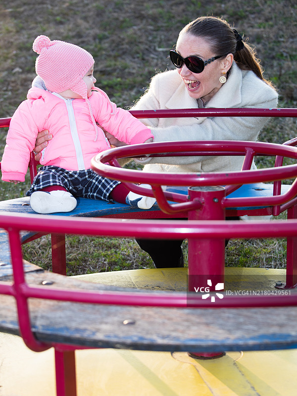 女婴和母亲的肖像图片素材