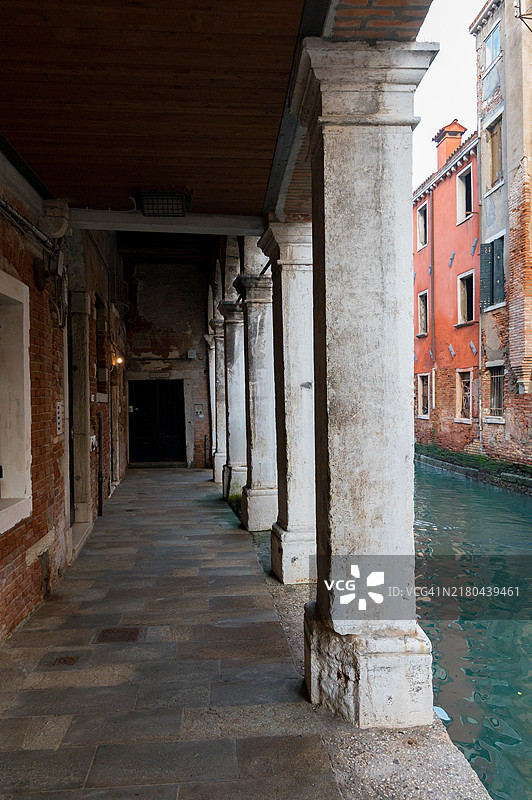 空无一人的威尼斯：运河沿岸的柱廊图片素材