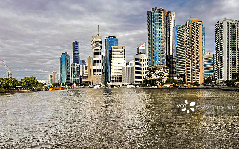 高耸的住宅公寓楼沿着布里斯班河岸拔地而起。图片素材