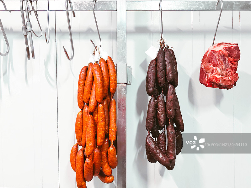 挂在肉钩上的香肠和血肠图片素材
