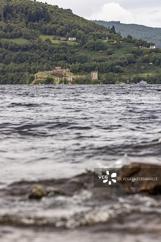 苏格兰高地厄克特城堡和尼斯湖风光图片素材