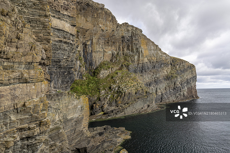 苏格兰威格阶梯附近具有地质分层的悬崖图片素材