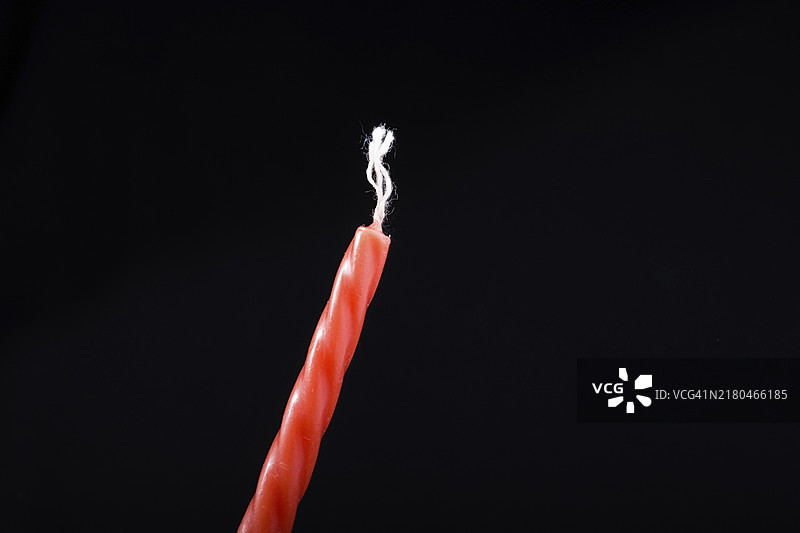 黑色背景上手中的彩色蜡烛图片素材