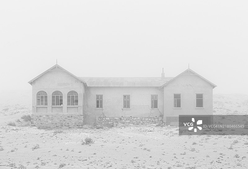 非洲纳米比亚科尔曼斯科普废弃钻石矿镇的雾图片素材