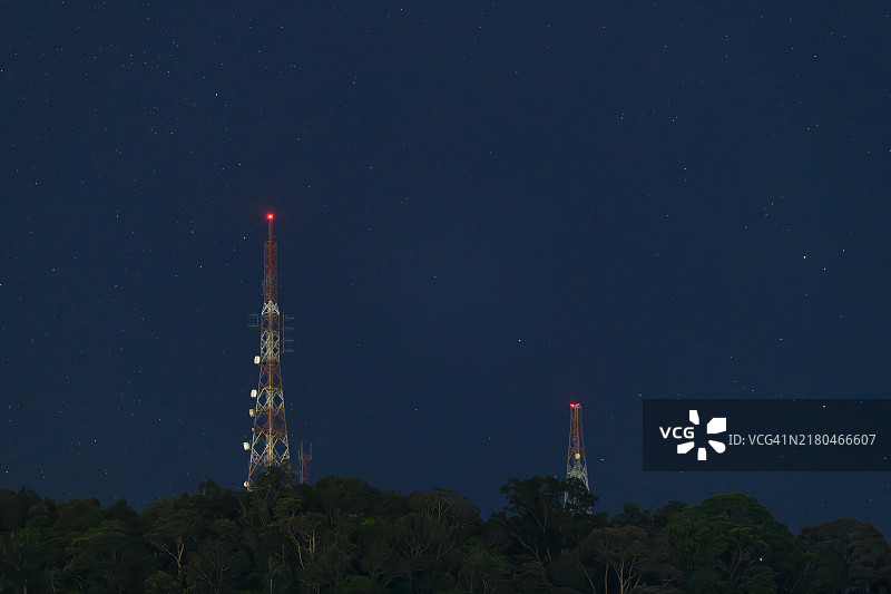 星空下的电信发射塔图片素材
