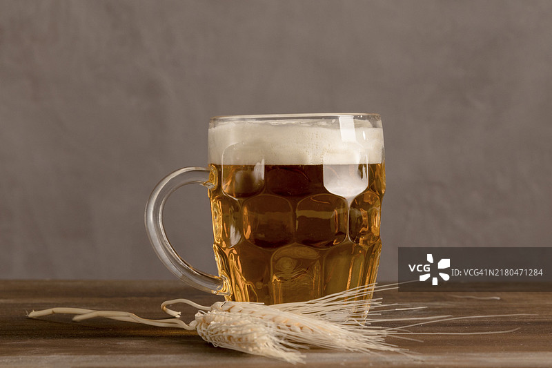 小麦木桌上的淡啤酒马克杯图片素材