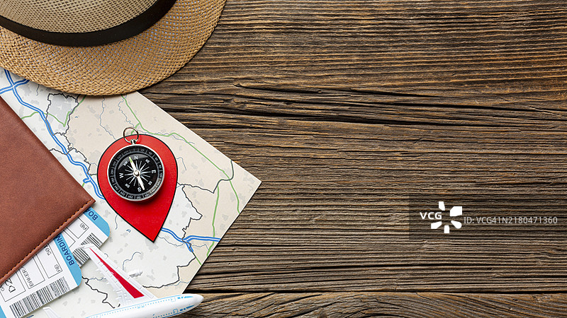 旅行套装木桌俯视图图片素材