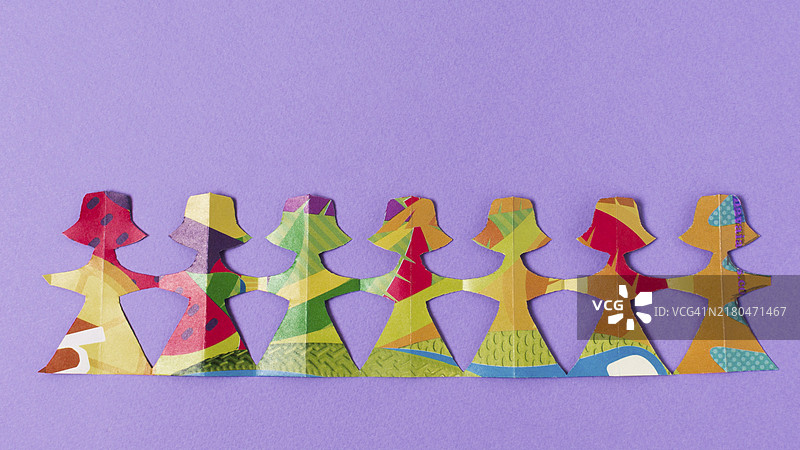 彩色纸片制作的女人俯视图图片素材