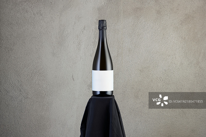 混凝土背景下的香槟酒瓶图片素材