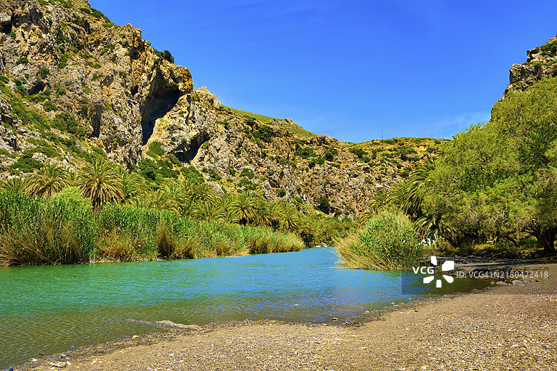 晴朗的夏日，克里特岛南部，库尔塔利奥蒂斯河和峡谷图片素材
