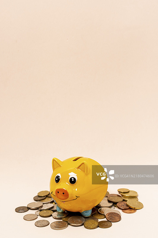 黄色小猪储蓄罐和硬币图片素材