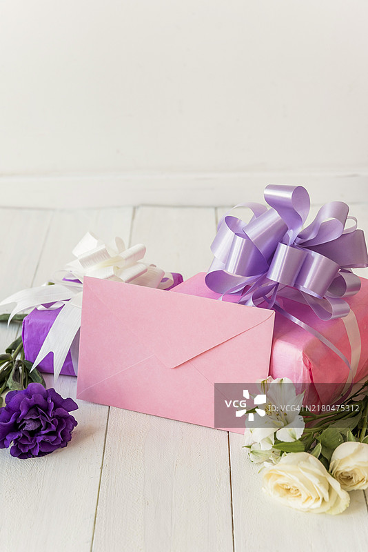 带有鲜花信封的礼品盒图片素材