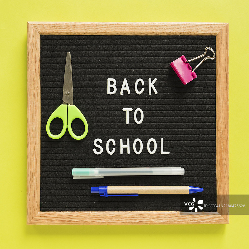 文具黄色背景上的返校季文字石板图片素材
