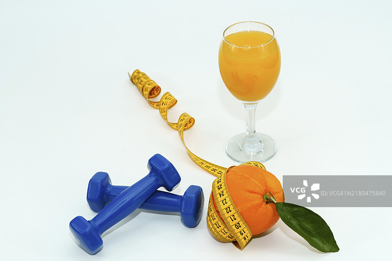 橙子、叶子、卷尺、哑铃和鲜榨橙汁，减肥概念，白色背景图片素材