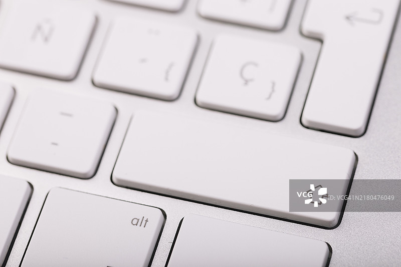 现代笔记本电脑白色键盘图片素材